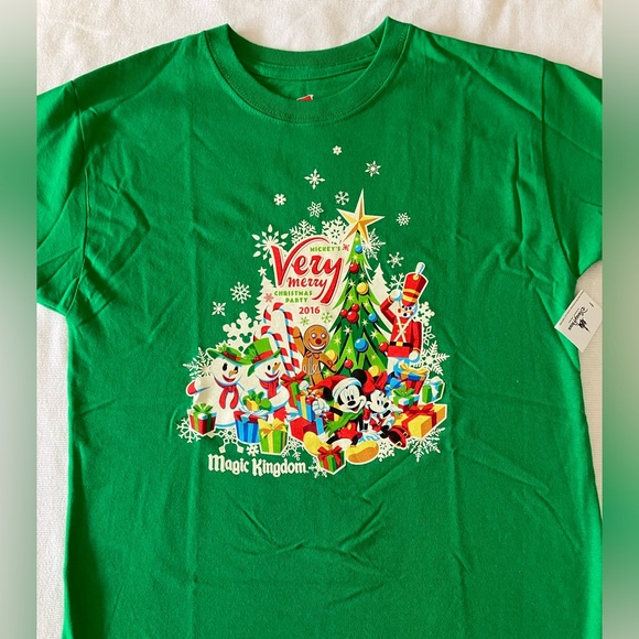 NWT Disney Very Merry Christmas Party Holiday T-shirt Magic Kingdom - Picture 1 of 3